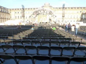 Tatort-Premiere: die noch leeren Stuhlreihen vor dem Schloss