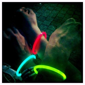 3 Hände mit Neonleuchtarmbänder auf dem CSD Stuttgart