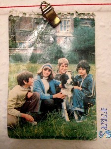 Bild der Fünf Freunde, 70er Tv-Serie, das an meiner Wand an einem Faden hängt