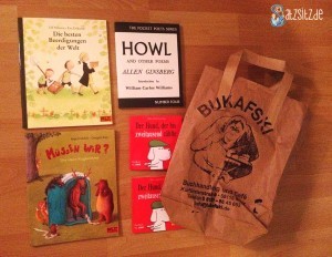 Neben der Papiertüte des Bukafski liegen 4 kleine Kinderbücher und eine Pocketausgabe von HOWL.