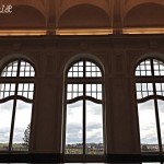 Durch drei große Fenster des Festsaals (dunkel) die Aussicht auf Marbach (hell) fotografiert