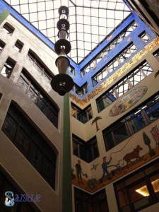 Alte Messehalle in Leipzig mit Glasdach und bunten Dekorationen an den hohen Wänden