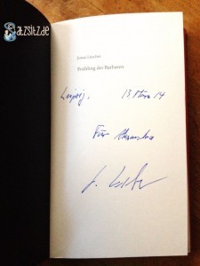 Jonas Lüscher signierte mit Füller sein Buch für das A&O auf der Leipziger Buchmesse