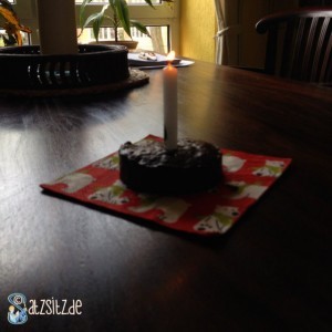 Weberkuchen mit Kerze auf einer Eisbärenserviette