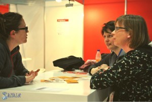 Drei Publishingexpertinnen im Podcastinterview, sitzend im Pressebereich der Leipziger Buchmesse